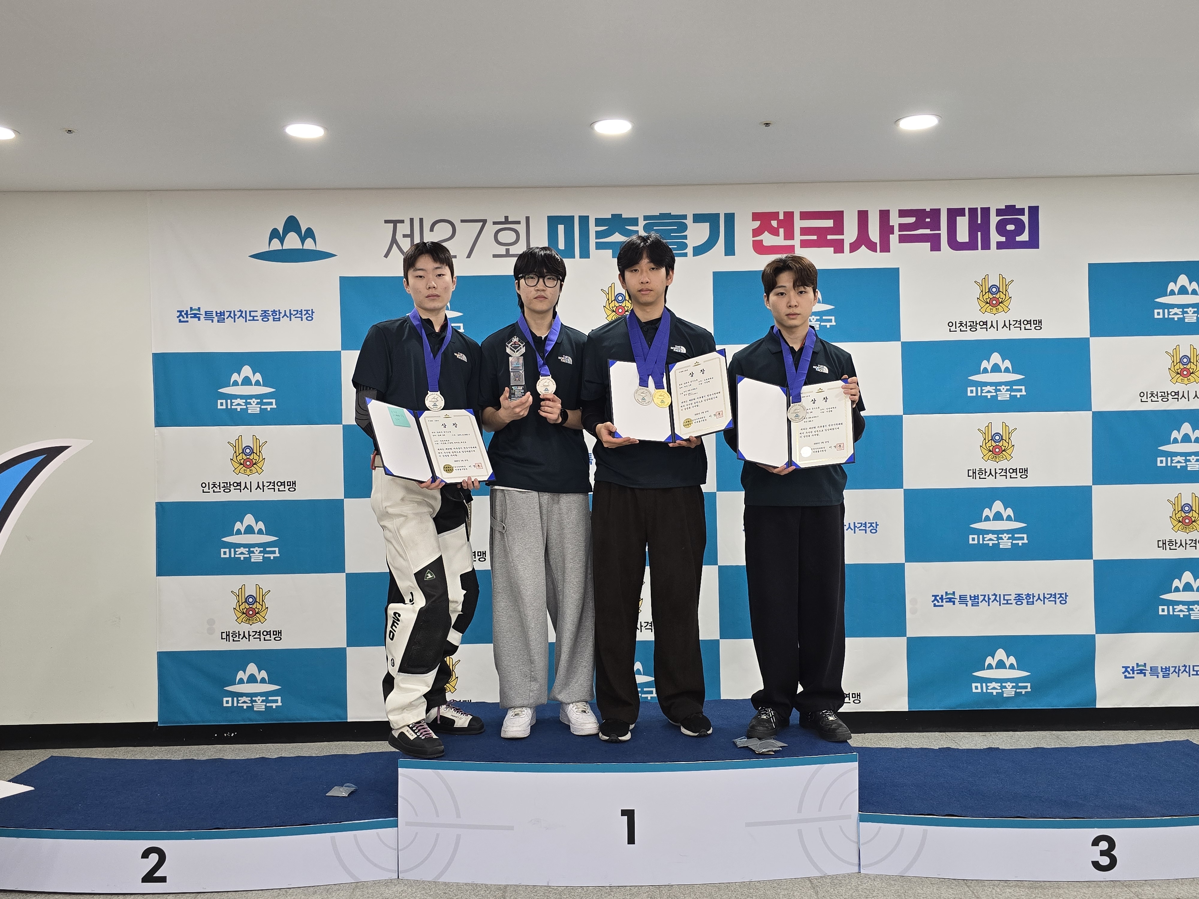 공기소총 단체전 준우승.jpg